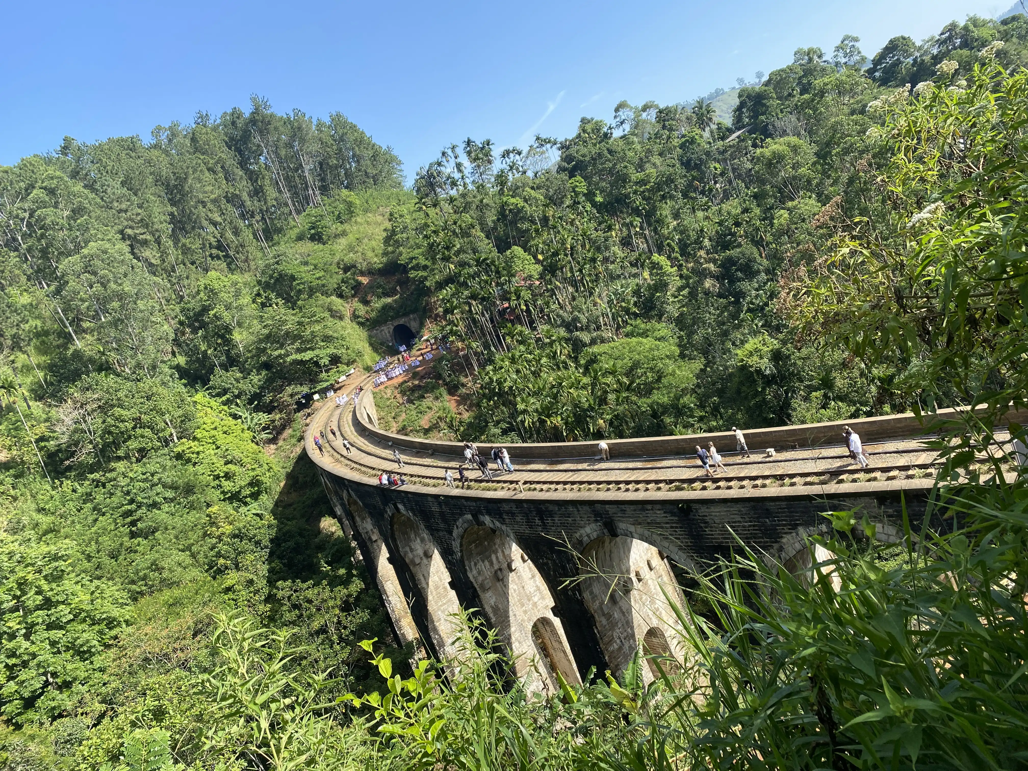 Eco-friendly safari at Nine Arch Bridge Sri Lanka - Dony Reisen