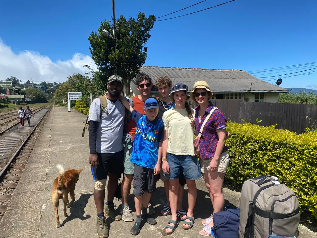 Tourists hiking with Dony Reisen guide in Sri Lanka highlands