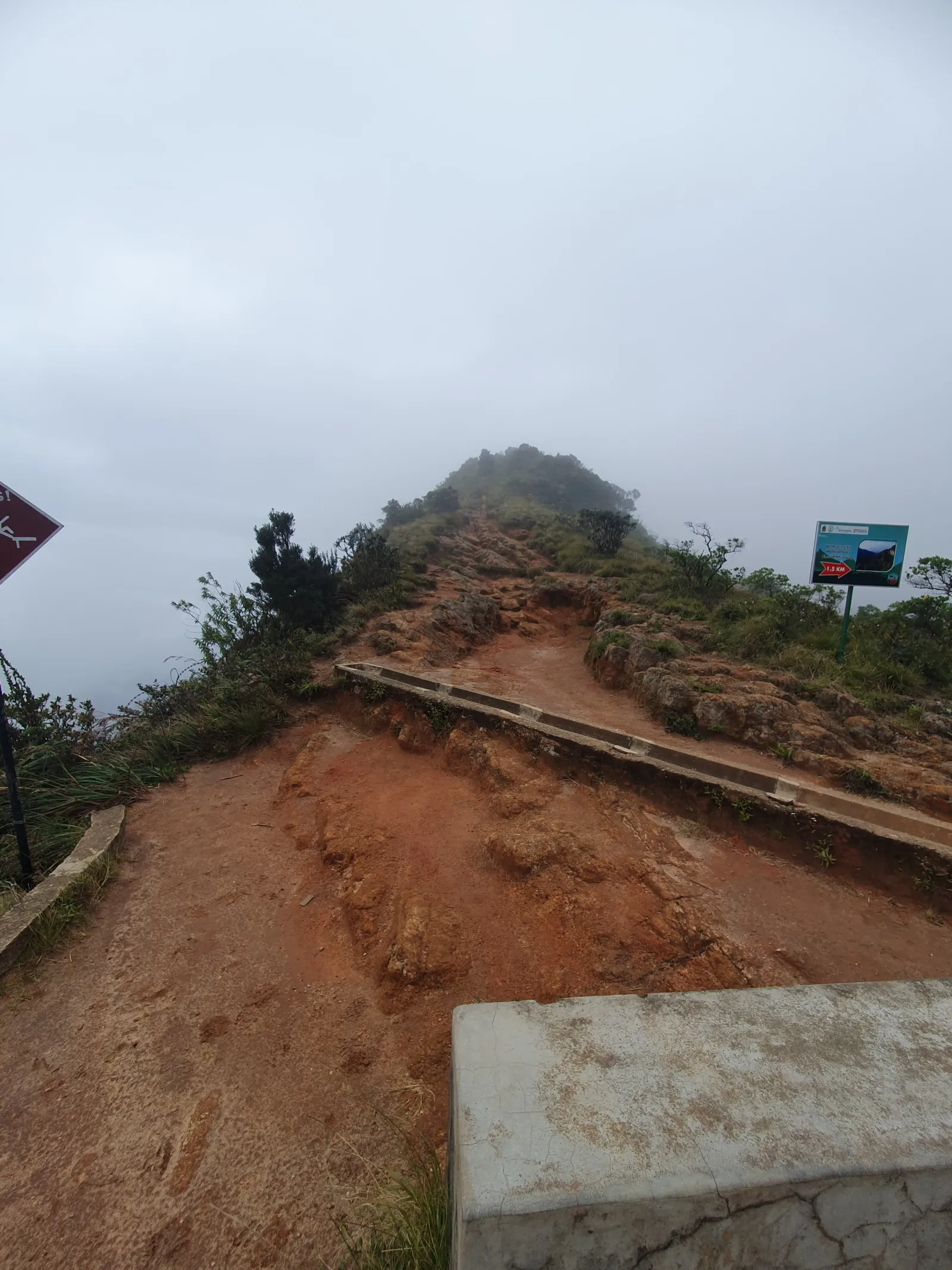 The loop Trail of the Horton Plains National park 2
